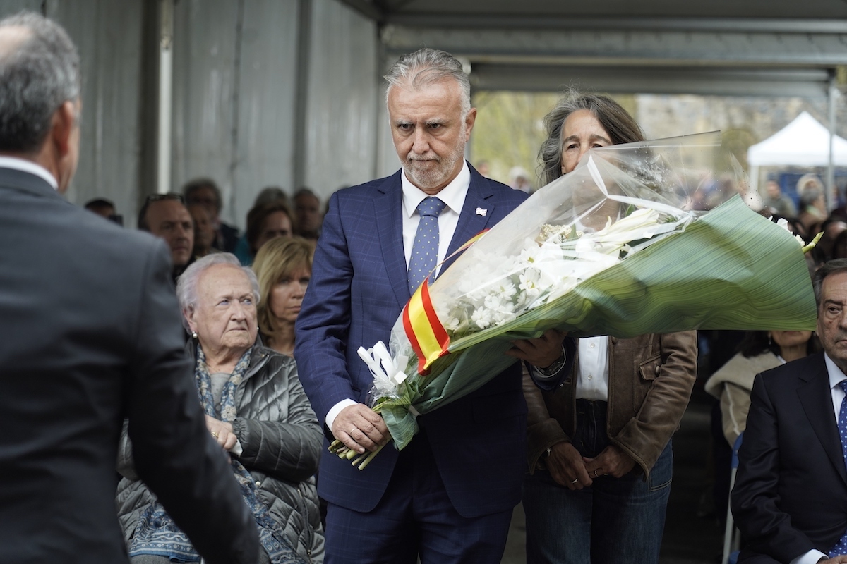El ministro Torres y la delegada, Marisol Garmendia, en el cementerio de Gernika. (Aritz Loiola | Foku)