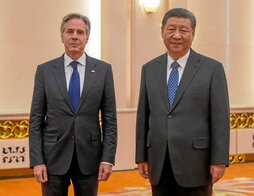 El secretario de Estado de EEUU, Antony Blinken, junto al presidente chino, Xi Jinping, ayer en Pekín.