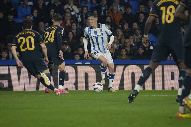 Beñat Turrientes, que ha acompañado a Zubimendi en la medular, ha completado un buen partido.