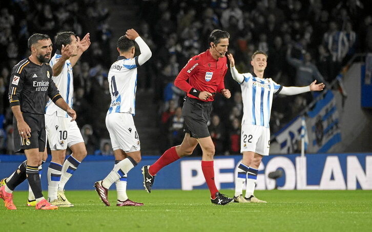 Los jugadores realistas se desesperan al acudir Munuera Montero a instancias del VAR a anular el gol de Kubo.