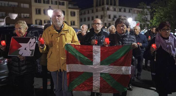 Concentración con velas en recuerdo de las víctimas de Gernika.