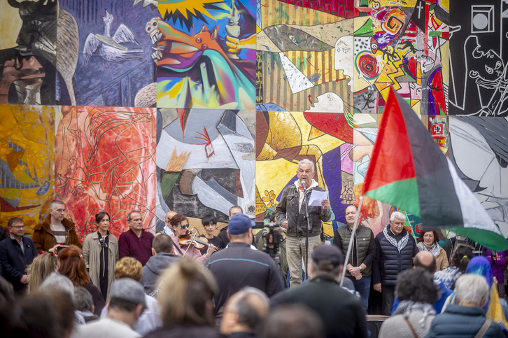 Edorta Jimenezek olerki bat irakurri Palestinaren alde Gernikan egin duten ekitaldian.