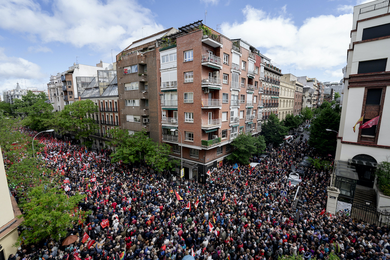 La calle Ferraz de Madrid, tomada por simpatizantes del PSOE en apoyo a Pedro Sánchez.