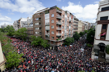 La calle Ferraz de Madrid, tomada por simpatizantes del PSOE en apoyo a Pedro Sánchez.