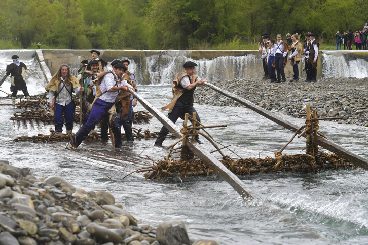 Almadien jaitsiera Burgiko Ezka ibaian.