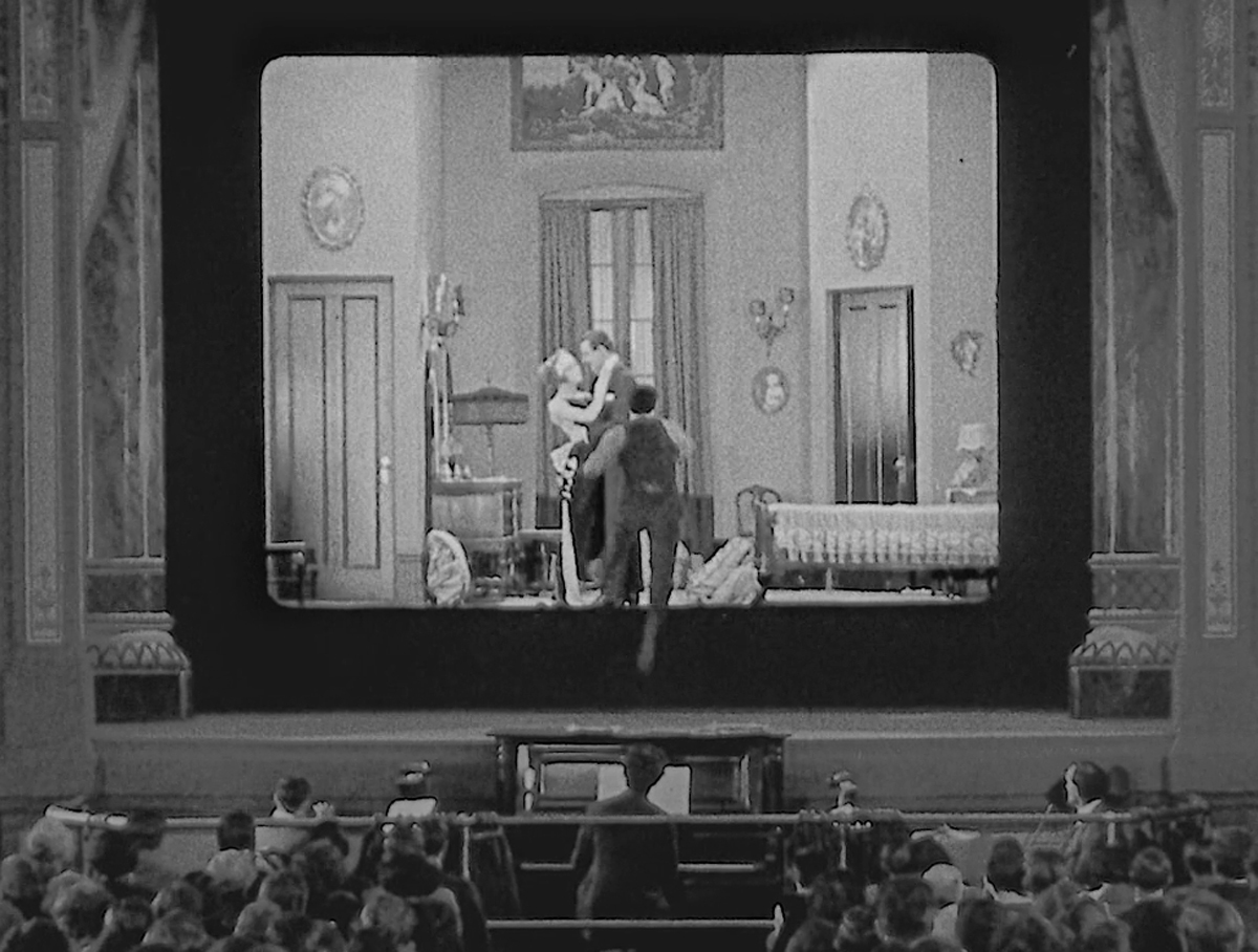 Keaton cruzando al otro lado de la pantalla. NAIZ Keaton cruzando al otro lado de la pantalla. NAIZ