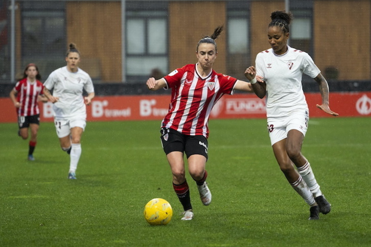 Azkona y Jujuba en una imagen del derbi que enfrentó en enero a Athletic y Eibar en Lezama.