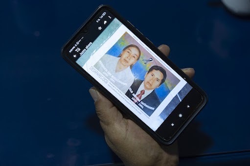 El padre y la madrastra (en la imagen del teléfono móvil) de Rubé́n Arotoma, secretario de Anfasep, desaparecieron en 1991. (Miguel FERNÁNDEZ IBÁÑEZ)