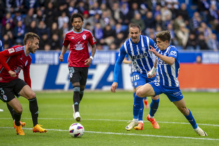 Simeone, que se ha estrenado como goleador con el Alavés, trata de mantener la posesión ante Mingueza.