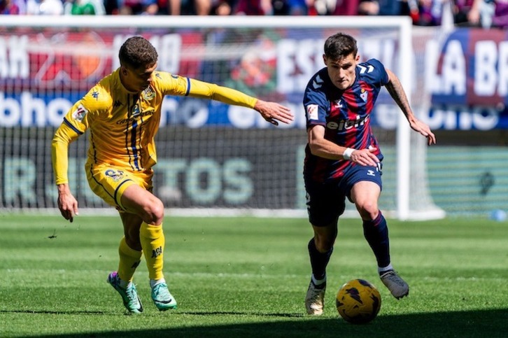 El Eibar llega al Belmonte tras enlazar dos victorias por primera vez desde enero. En la imagen Cristian durante el choque contra el Alcorcón del pasado domingo.
