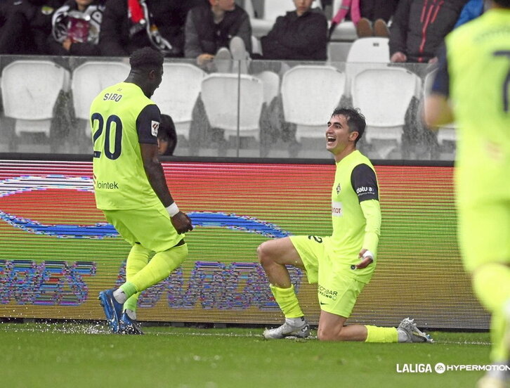 Morcillo marcó los dos tantos de los azules en Burgos.