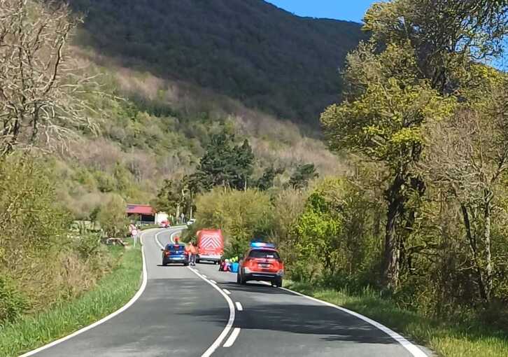La Policía Foral, en el lugar donde se ha producido el atropello en la Sierra de Andia.