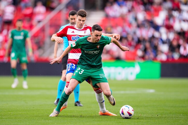 Raúl García de Haro ha rematado un balón al palo en el primer tiempo.