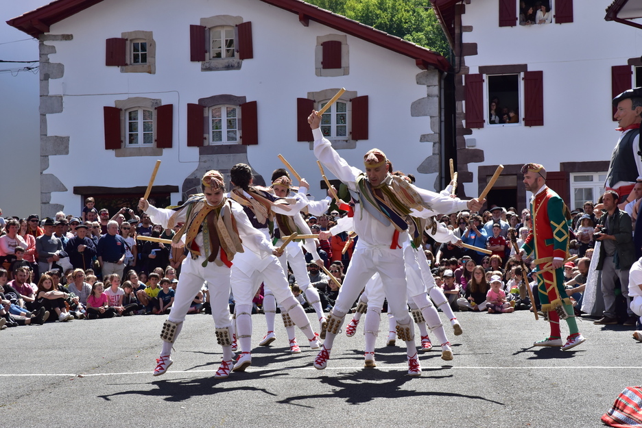 Iruñeko dantzarien emanaldia Baigorriko Goiko Plazan.