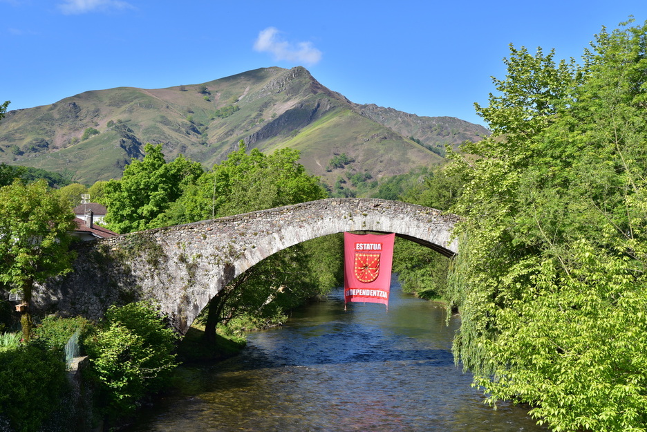 Eguzkitsu eta aldarriz josita esnatu da igandeon Baigorri.