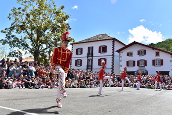 Anauzeko makilari gazteen emanaldia.