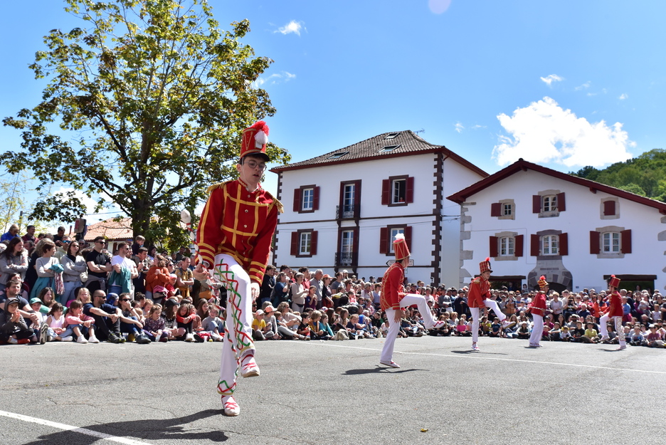 Anauzeko makilari gazteen emanaldia.