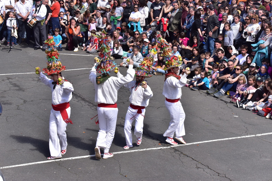 Sagar dantza; amaitu ostean ikusleei eskaini dizkiete sagarrak.