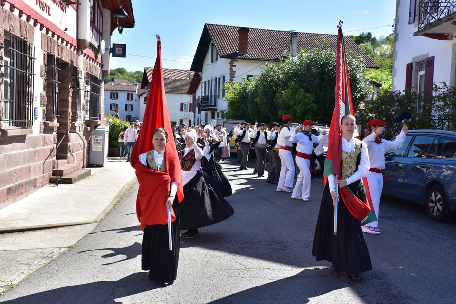Urtero bezala, Beheko Plazatik goikora desfilea egin dute dantzari, zigante eta musikariek.