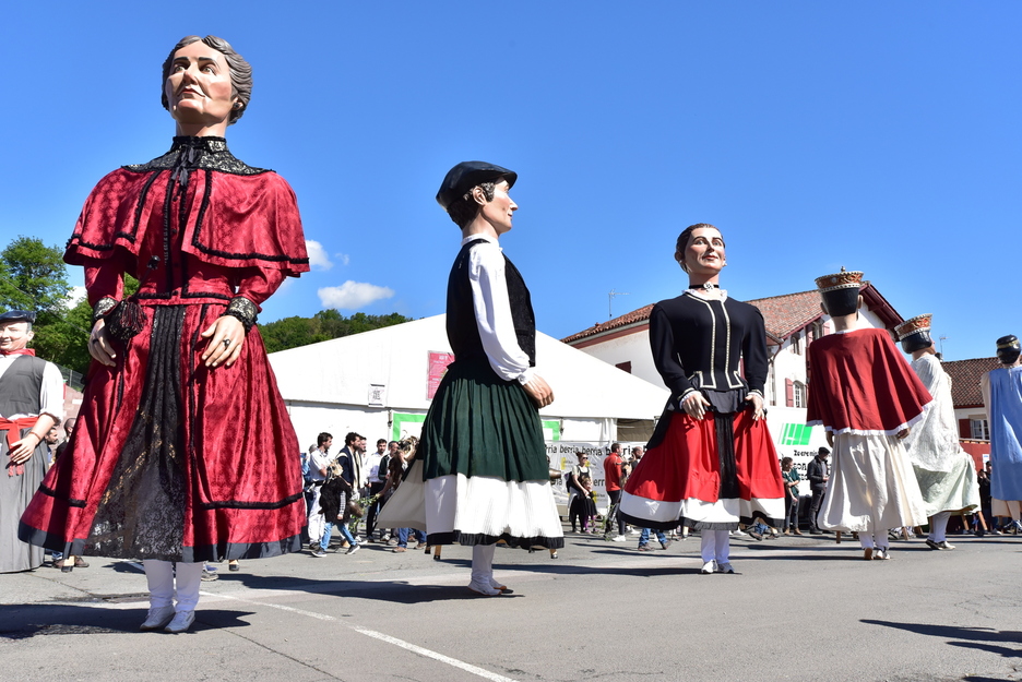 Ziganteak Beheko Plazan, desfilea hasiko zain.