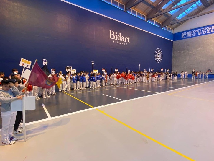 Guztira, 250 neska-mutil elkartu dira Bidarteko pilotalekuan.