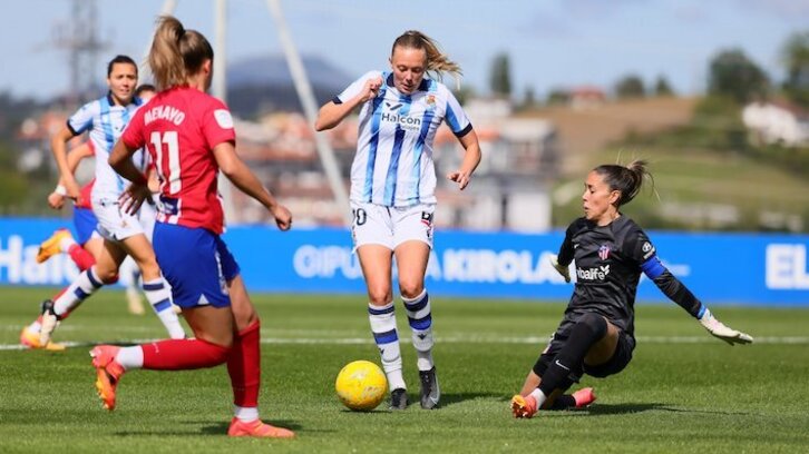 Lola Gallardo intenta evitar el remate de Jensen.
