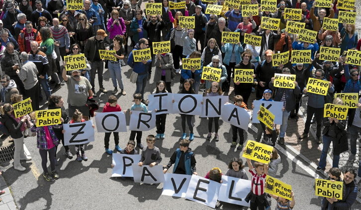 Los congregados felicitaron también su cumpleaños al periodista.