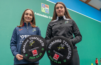 Ainhoa Ruiz de Infante eta Leire Galeano, Binakako txapelketako txapelekin, Antzuolako pilotalekuan.