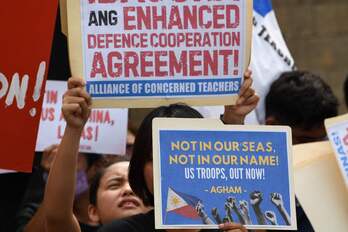 Manifestantes muestran carteles durante una protesta frente al Cuartel General militar en Manila, con motivo de la apertura de las maniobras conjuntas de Filipinas y EEUU. 