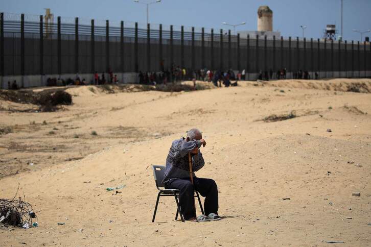 Un hombre, sentado en un campamento de desplazados de Rafah, junto a la frontera de Egipto.