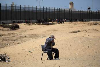 Un hombre, sentado en un campamento de desplazados de Rafah, junto a la frontera de Egipto. 