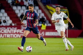 Matheus, que se perderá el próximo partido por sanción, conduce el balón ante Quiles, autor del primer gol albaceteño.