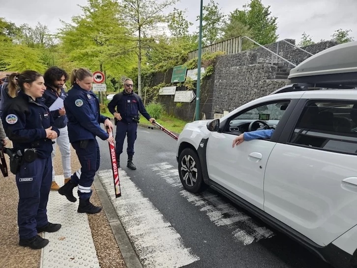 Exhibición de aduaneros en Dantxarinea durante la presentación de las nuevas normas sobre importación de tabaco.