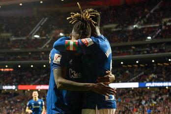 Nico Williams celebra el gol en el Metropolitano señalándose la piel junto a su hermano Iñaki y Guruzeta.