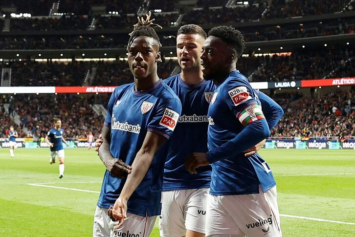 Nico Williams celebra el gol en el Metropolitano señalándose la piel junto a su hermano Iñaki y Guruzeta.