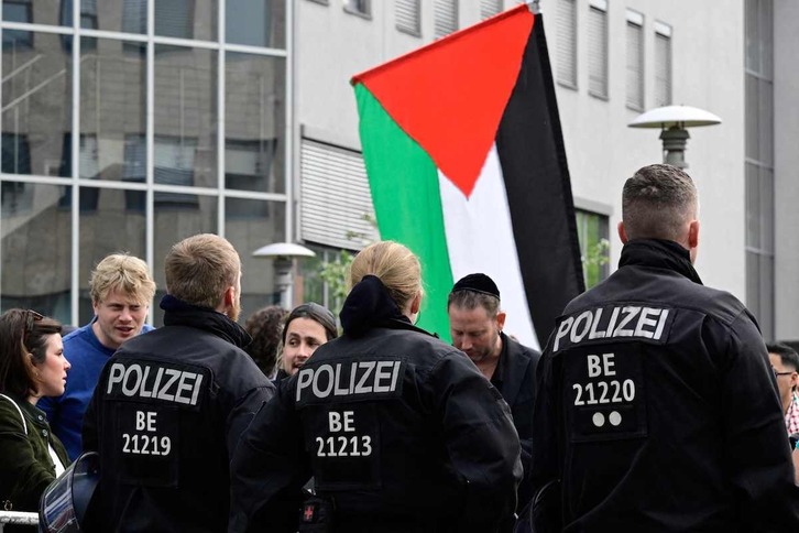 Policías alemanes, en la entrada del Congreso de Palestina.