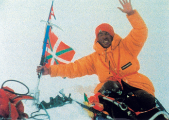 Martin Zabaletarekin batera Everesteko gailurrera iritsi zen Pasang Temba sherpa.