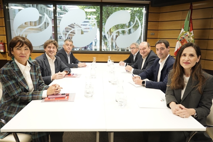 Lakuako Gobernua osatzeko Sabin Etxean egin duten bilera. PSEren izenean Begoña Gil, Eneko Andueza eta Miguel Angel Morales. EAJ ordezkatuz, Joseba Aurrekoetxea, Andoni Ortuzar, Imanol Pradales eta Bakartxo Tejeria.