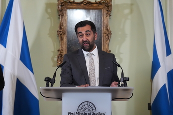 Humza Yousaf, en su comparecencia de este lunes para anunciar su dimisión.