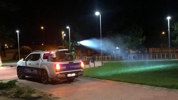 Fumigación nocturna contra una plaga de mosquitos.