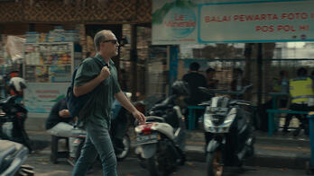 Apple_tv_hollywood_con_queen_key_art_graphic_header_16_9_show_home.jpg.large_2x