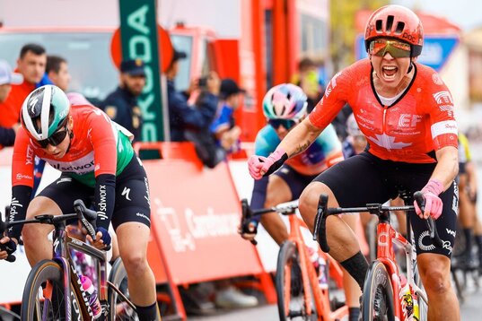 Alison Jackson, victoriosa en la segunda etapa de la Vuelta.