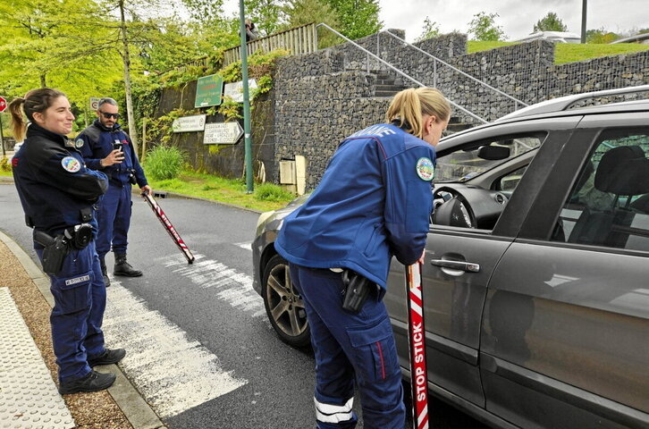 Agentes informan a un conductor de la nueva norma en el  paso de Dantxarinea.