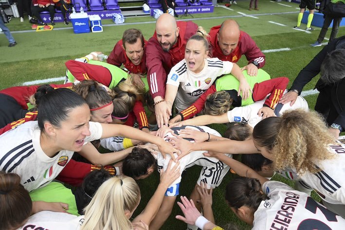 Las jugadoras de la Roma hacen piña antes de su último partido. (AS Roma)