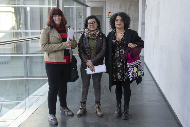 Representación de SOS Racismo que ha acudido al Parlamento de Nafarroa.