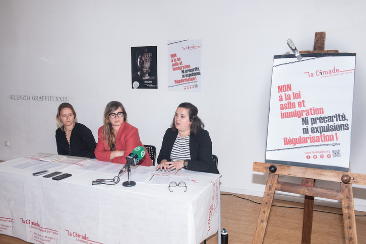 Clara-Lou Lagiere, Julie Aufaure y Maite Etcheverry, durante la presentación del informe anual sobre la retención elaborado por La Cimade.