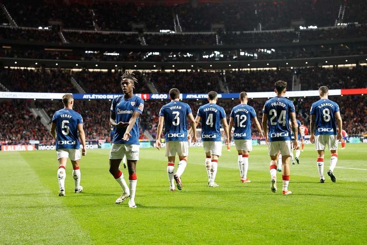 Nico Williams celebra el gol en el Metropolitano señalándose la piel.
