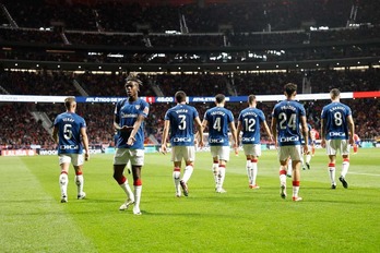 Nico Williams celebra el gol en el Metropolitano señalándose la piel.