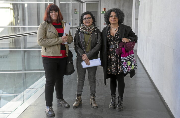 Representación de SOS Racismo que acudió ayer al Parlamento de Nafarroa.