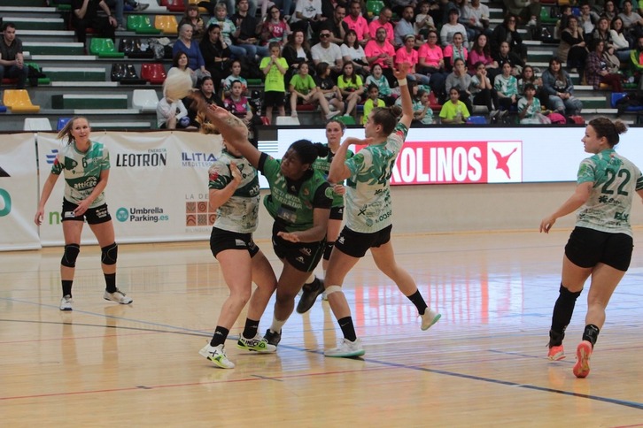 Nnonzie lanza a portería desde la posición de pivote.